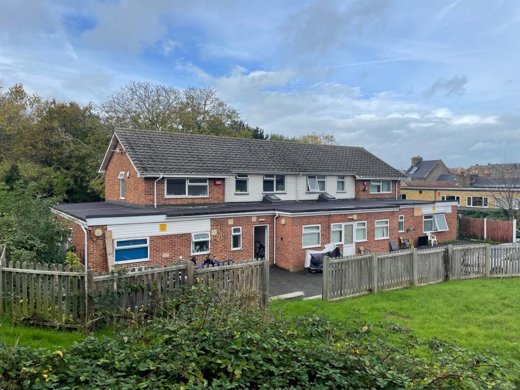 Lot: 97 - PAIR OF PROPERTIES WITH CONVERSION/RE-DEVELOPMENT POTENTIAL ON HALF ACRE PLOT -
